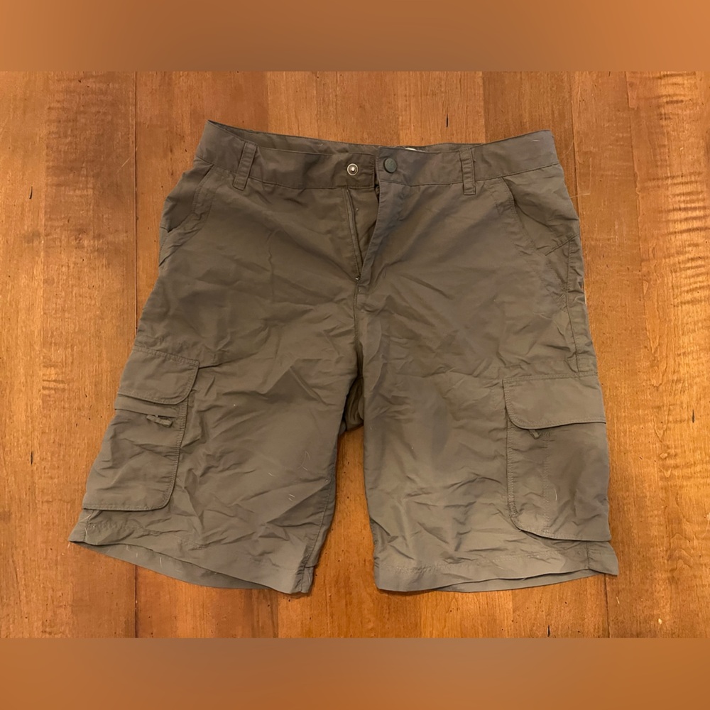Green REI mid rise hiking shorts - women’s size 8